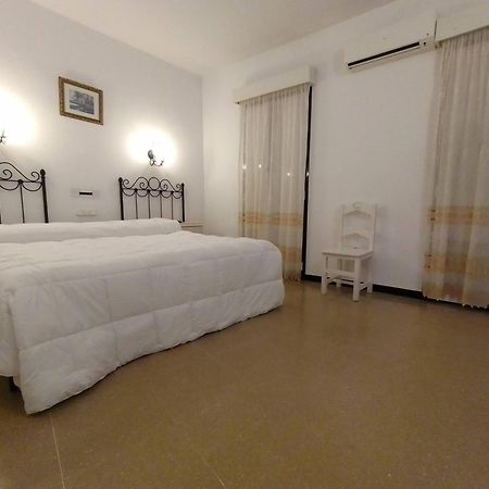 Cabeza la Vaca Hostal 2 Estrellas -Restaurante Las Tres Encinas En El Centro Del Pueblo מראה חיצוני תמונה