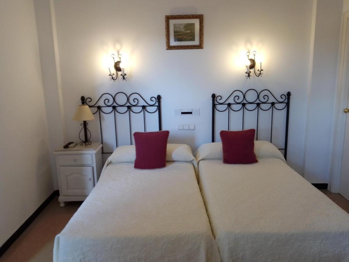 Cabeza la Vaca Hostal 2 Estrellas -Restaurante Las Tres Encinas En El Centro Del Pueblo מראה חיצוני תמונה