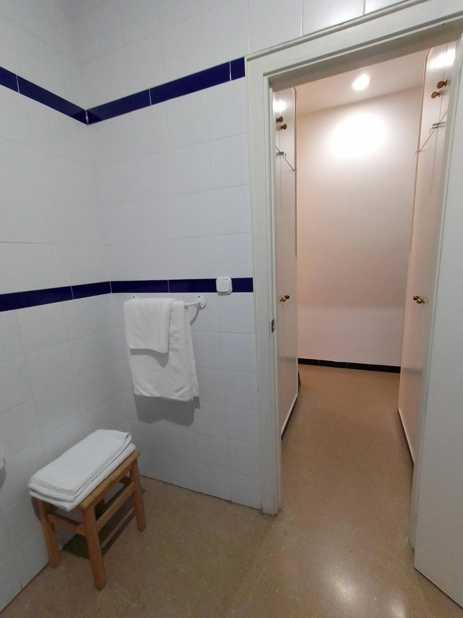 Cabeza la Vaca Hostal 2 Estrellas -Restaurante Las Tres Encinas En El Centro Del Pueblo מראה חיצוני תמונה